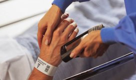 U.K. Krankenhäuser, die passives Decken-angebrachtes RFID für Echtzeitstandort prüfen