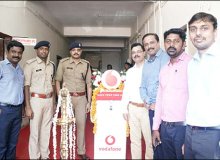 神聖なヒンズー教の巡礼の間に子供たちを追跡する警察