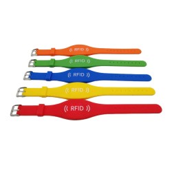 Pulsera ajustable de 5 metros de silicona RFID de largo alcance Pulsera impermeable de ultradereza H3 UHF